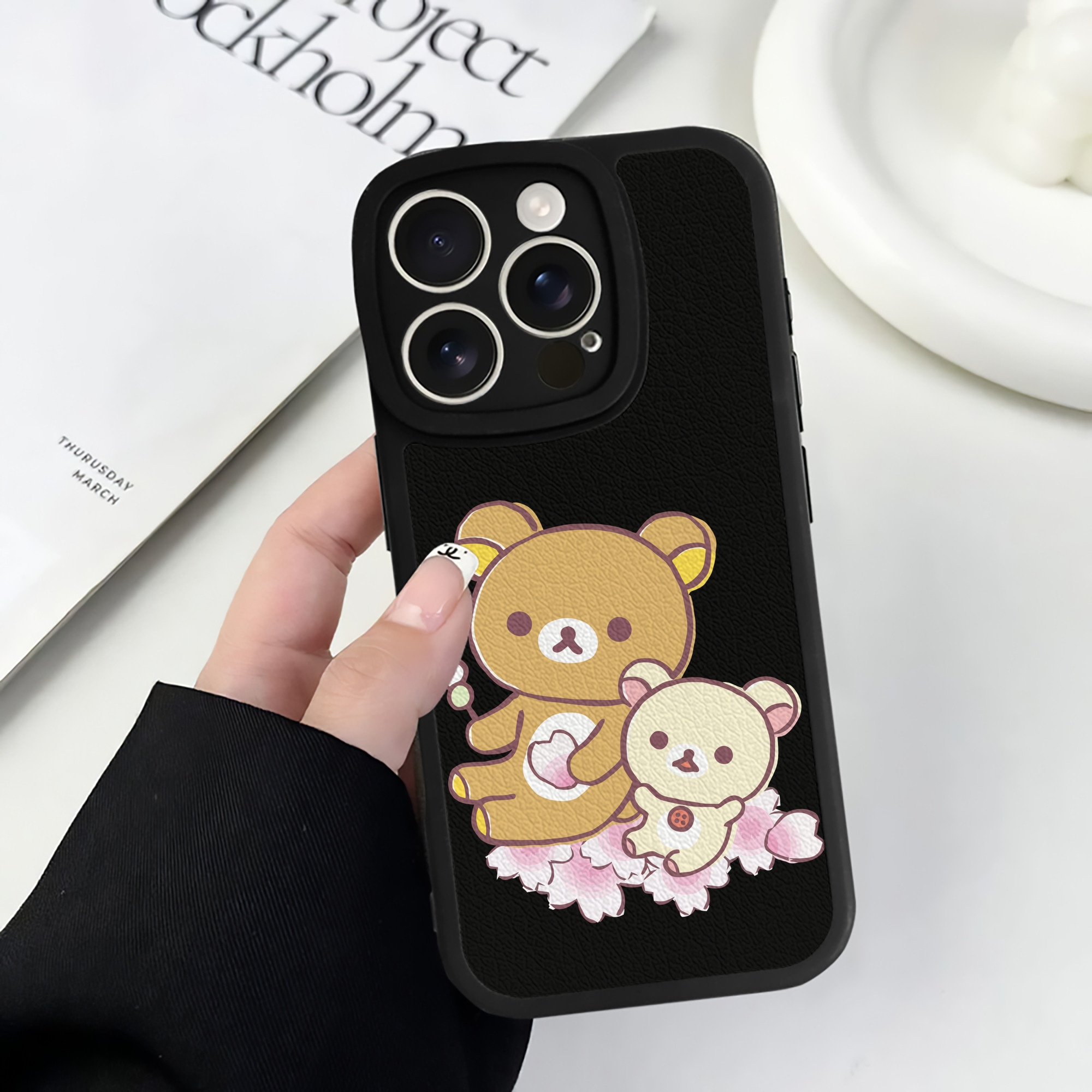 （画像用） リラックマ リラックマ キイロイトリ Rilakkuma Korilakkuma Kiiroitori 【iPhone 16シリーズ対応】シリコンスマホケース（レザー調） 材質：シリコン